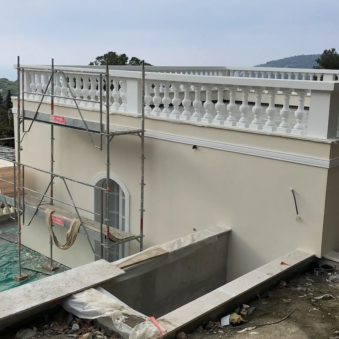 Villa — maison du gardien, enduit et balustrade