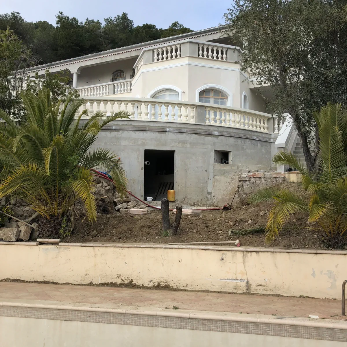 Villa — façade vue depuis la piscine
