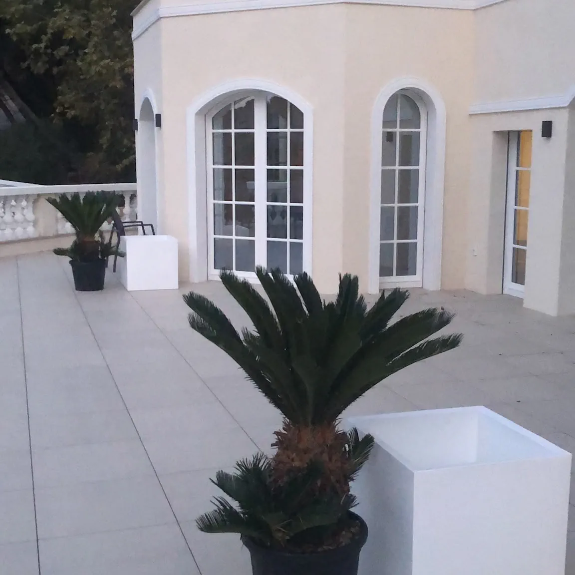 Villa — terrasse carrelée et menuiseries