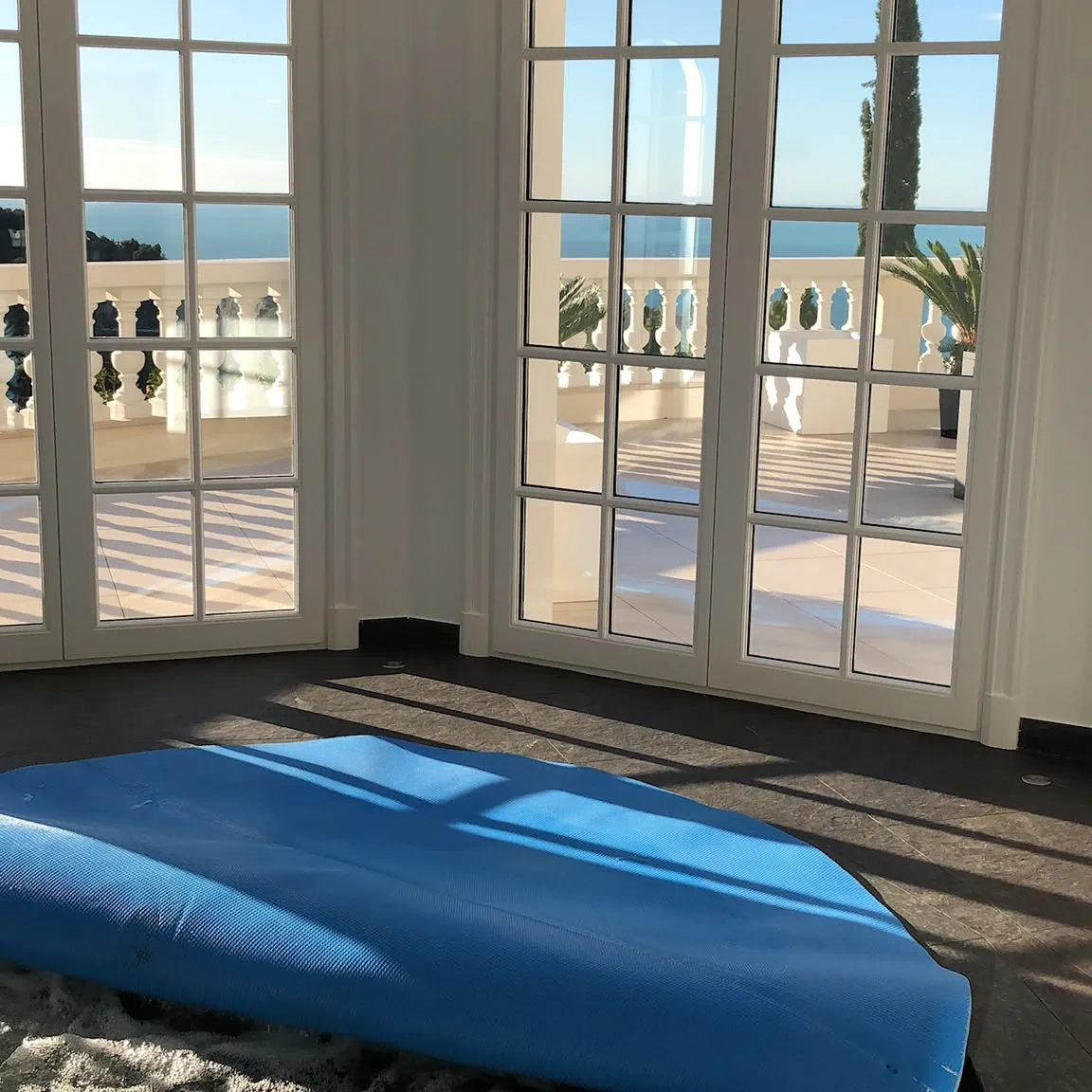 Villa — jacuzzi intérieur et vue mer