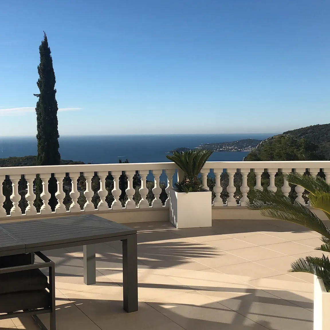 Villa — terrasse et panorama sur la mer
